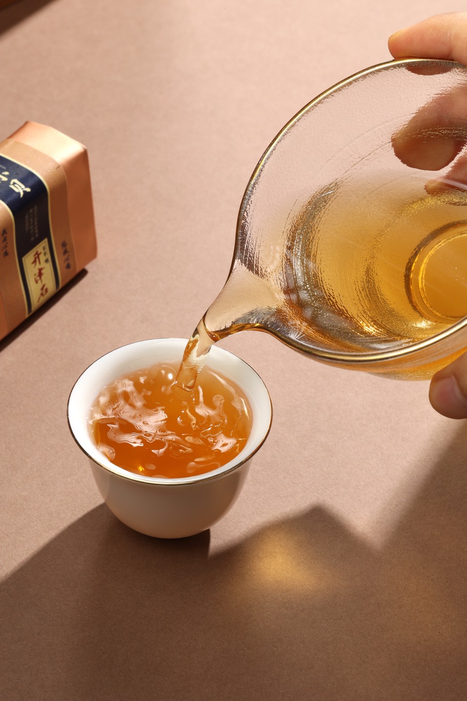 开津石金黄色茶汤注入杯中
