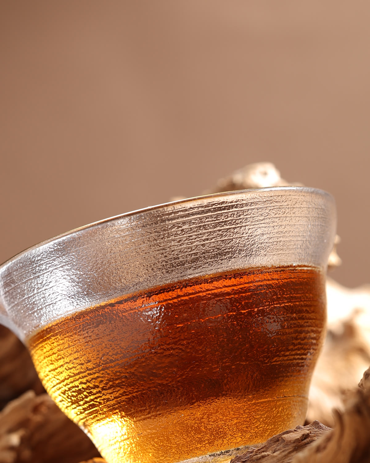 透光的橙红茶汤盛在玻璃茶器中