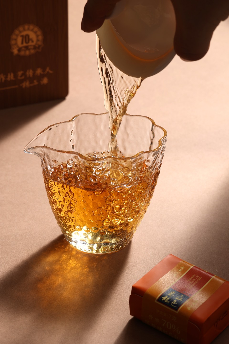 五色乌龙金色茶汤注入玻璃茶器